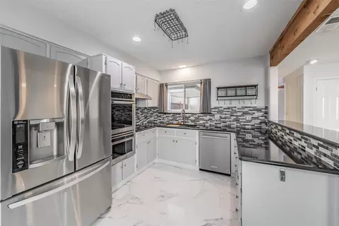 5520 Willow Cir, Fort Worth, TX 76112