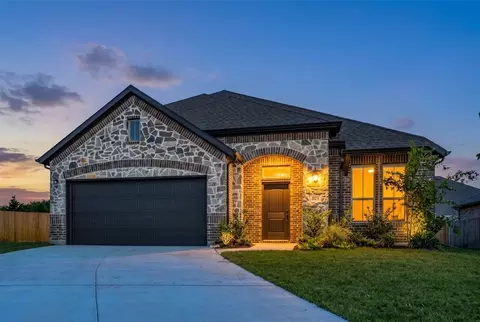 303 Maltese Dr, Red Oak, TX 75154