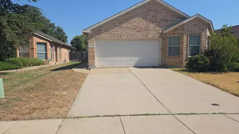2129 Charmion Ln, Fort Worth, TX 76131