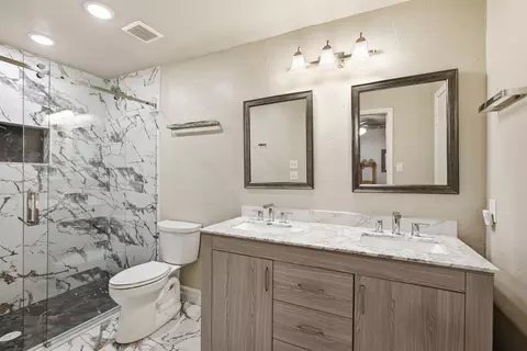 Bath - 917 E Worth St, Grapevine, TX 76051 photo 1 of 7