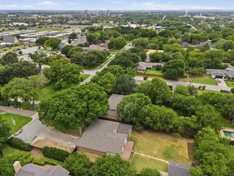 View/Area - 917 E Worth St, Grapevine, TX 76051 photo 4 of 7
