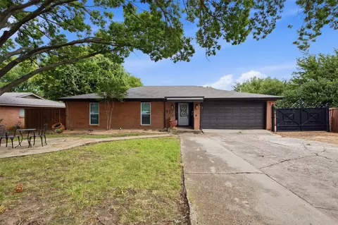 Exterior - 917 E Worth St, Grapevine, TX 76051 photo 2 of 9