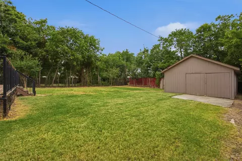 Exterior - 917 E Worth St, Grapevine, TX 76051 photo 4 of 9
