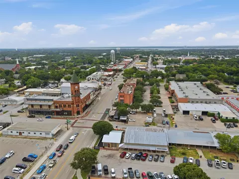 View/Area - 917 E Worth St, Grapevine, TX 76051 photo 3 of 7