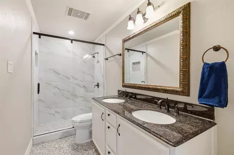 Bath - 917 E Worth St, Grapevine, TX 76051 photo 4 of 7