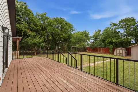 Exterior - 917 E Worth St, Grapevine, TX 76051 photo 3 of 9