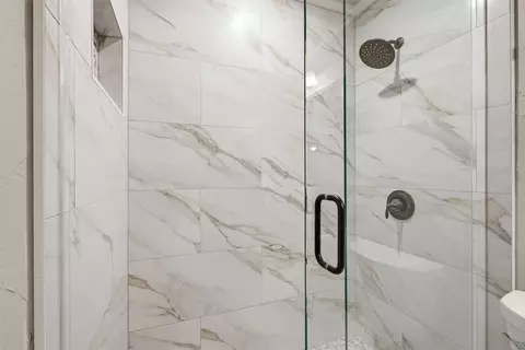 Bath - 917 E Worth St, Grapevine, TX 76051 photo 5 of 7