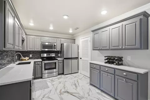 Kitchen - 917 E Worth St, Grapevine, TX 76051 photo 1 of 2