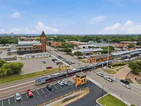 View/Area - 917 E Worth St, Grapevine, TX 76051 photo 2 of 7