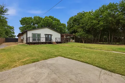 Exterior - 917 E Worth St, Grapevine, TX 76051 photo 5 of 9