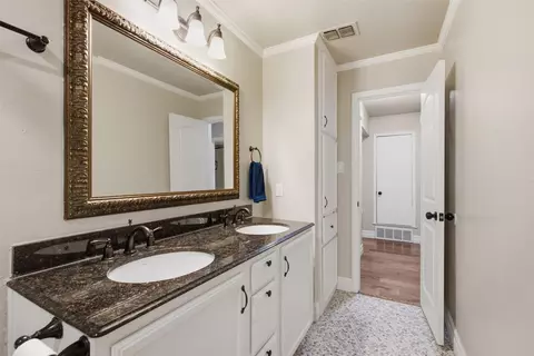 Bath - 917 E Worth St, Grapevine, TX 76051 photo 6 of 7