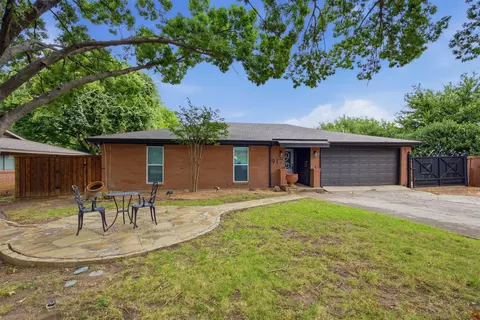 Exterior - 917 E Worth St, Grapevine, TX 76051 photo 1 of 9