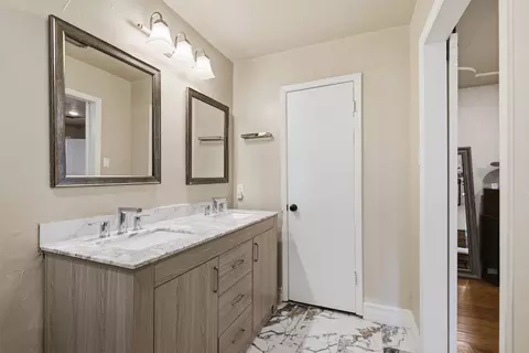 Bath - 917 E Worth St, Grapevine, TX 76051 photo 2 of 7