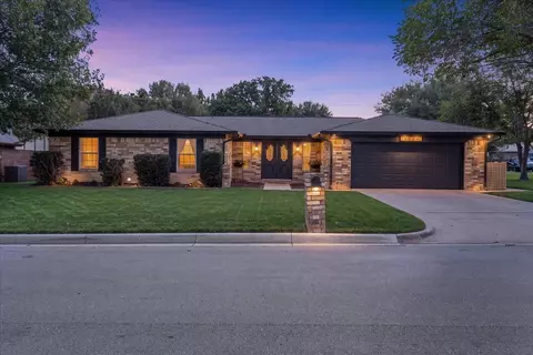 8224 Pearl St, North Richland Hills, TX 76180