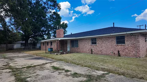 Exterior - 103 W 1st St, Hooks, TX 75561 photo 6 of 7