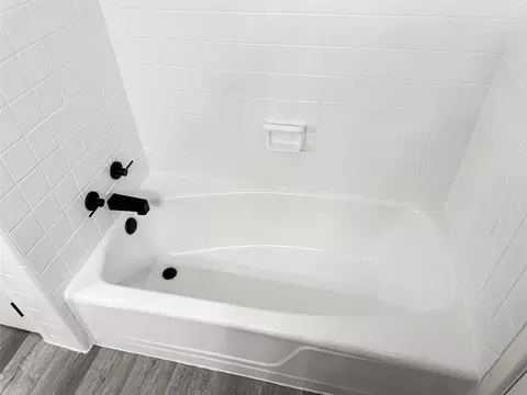 Bath - 103 W 1st St, Hooks, TX 75561 photo 2 of 3
