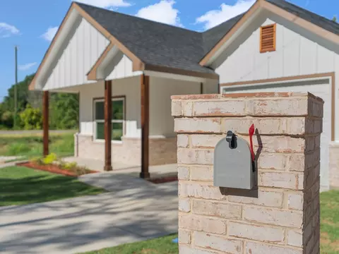 Exterior - 101 N Oak St, Ector, TX 75439 photo 2 of 6