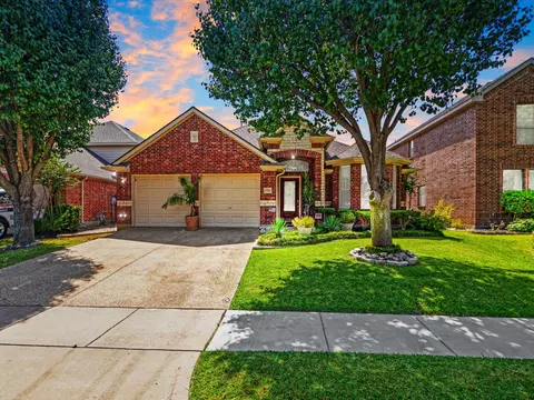 2703 Cove Dr, Grand Prairie, TX 75054