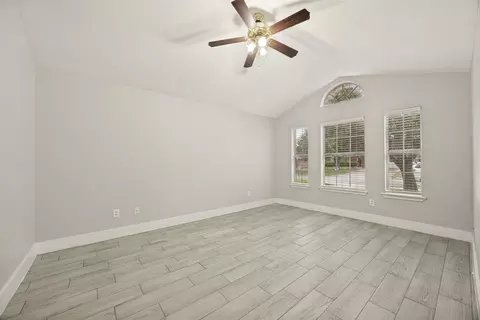 Living - 1009 Enlow Cir, Commerce, TX 75428 photo 2 of 3