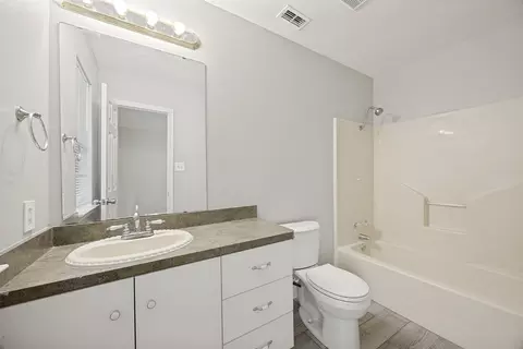 Bath - 1009 Enlow Cir, Commerce, TX 75428 photo 1 of 2