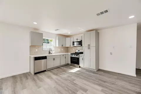 2820 Vinnie St, Greenville, TX 75401
