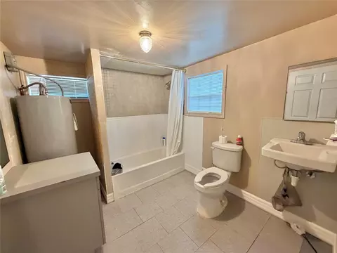 Bath - 3137 Reuter Ave, Waco, TX 76708 photo 2 of 2