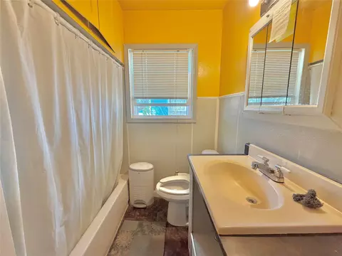 Bath - 3137 Reuter Ave, Waco, TX 76708 photo 1 of 2