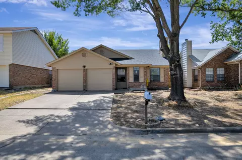 4210 Meadow Park Dr, Arlington, TX 76017