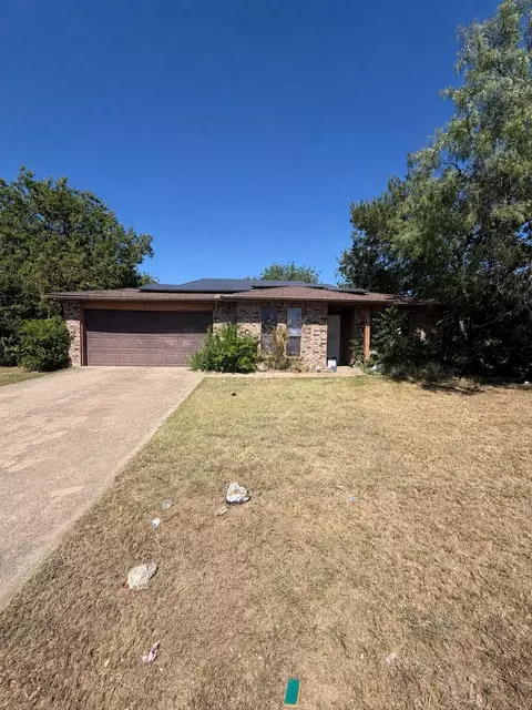 3001 Meadow Cir, Grand Prairie, TX 75052