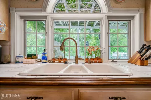 Kitchen - 1005 Orange, Many, LA 71449 photo 4 of 5