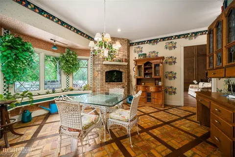 Dining - 1005 Orange, Many, LA 71449 photo 1 of 1