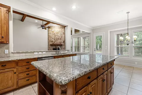 Kitchen - 2007 Creekview Dr, Commerce, TX 75428 photo 3 of 4