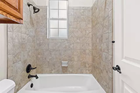 Bath - 2007 Creekview Dr, Commerce, TX 75428 photo 3 of 3