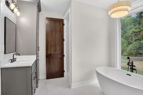 Bath - 2388 Lansing Switch Rd, Longview, TX 75602 photo 4 of 8