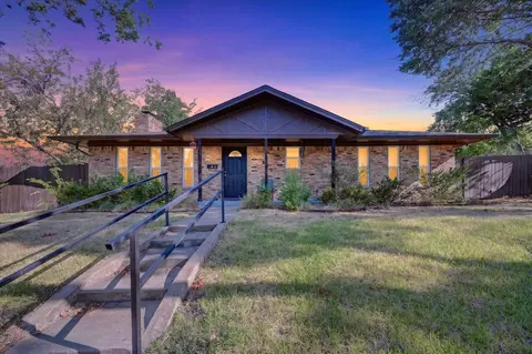 822 Cambridge Pl, Grand Prairie, TX 75051