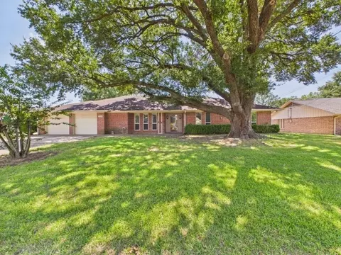 518 Ridgeway Ln, Chandler, TX 75758