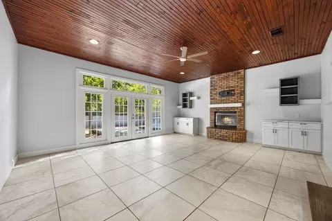 Living - 414 Maple Dr, Terrell, TX 75160 photo 2 of 11