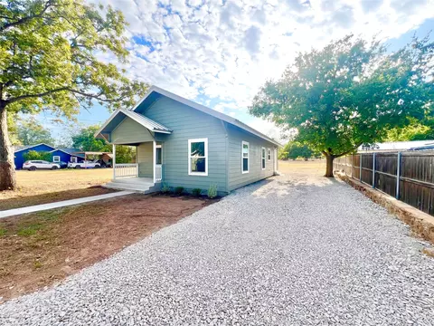 Exterior - 206 Vine St, Bangs, TX 76823 photo 4 of 7