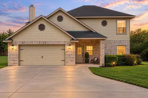 1004 W Apache Trl, Granbury, TX 76048