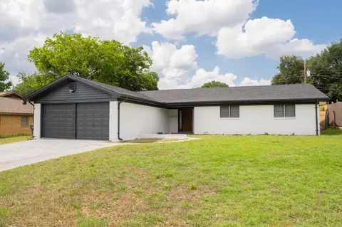 228 Hallbrook Dr, Fort Worth, TX 76134