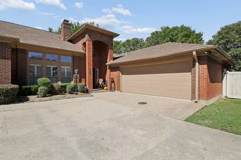 6615 Waterwood Cir, Benbrook, TX 76132