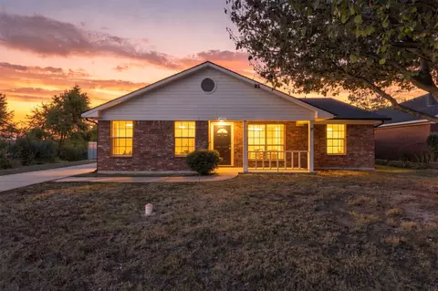 6922 Sayle St, Greenville, TX 75402