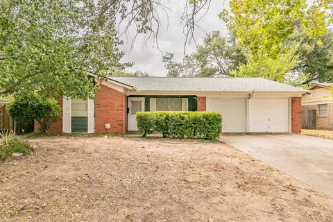 7412 Meadowcrest Dr, Fort Worth, TX 76112