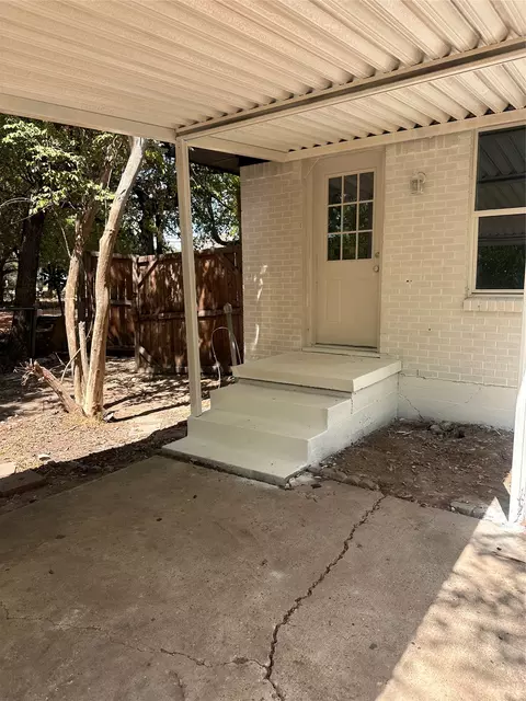 Exterior - 819 W State St, Terrell, TX 75160 photo 2 of 5