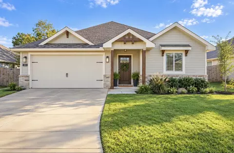 104 Arrowhead Dr, Sanger, TX 76266