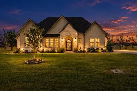 2703 Village Rd, Granbury, TX 76049