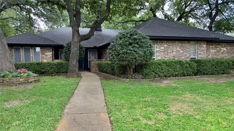 500 Sunlight Ct, Arlington, TX 76006