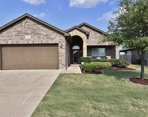 8212 Deer Bluff Ln, Fort Worth, TX 76179