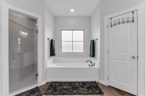 Bath - 128 Sydney Ln, Lorena, TX 76655 photo 1 of 3