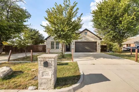 3203 Shamrock Ln, Forest Hill, TX 76119